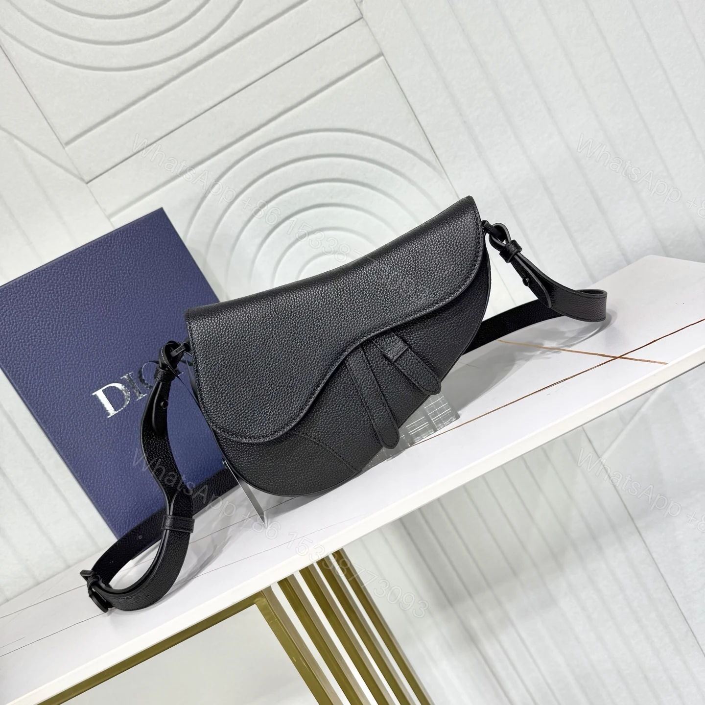 Dior 高仿 Saddle 馬鞍包 全黑荔枝紋牛皮斜背包簡約款 — view 1