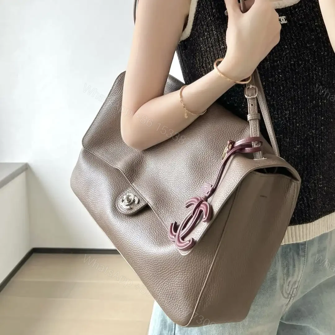 View 18 of 高仿Chanel*26S系列AS6233粒面小牛皮翻蓋包淺棕色超大號免檢版