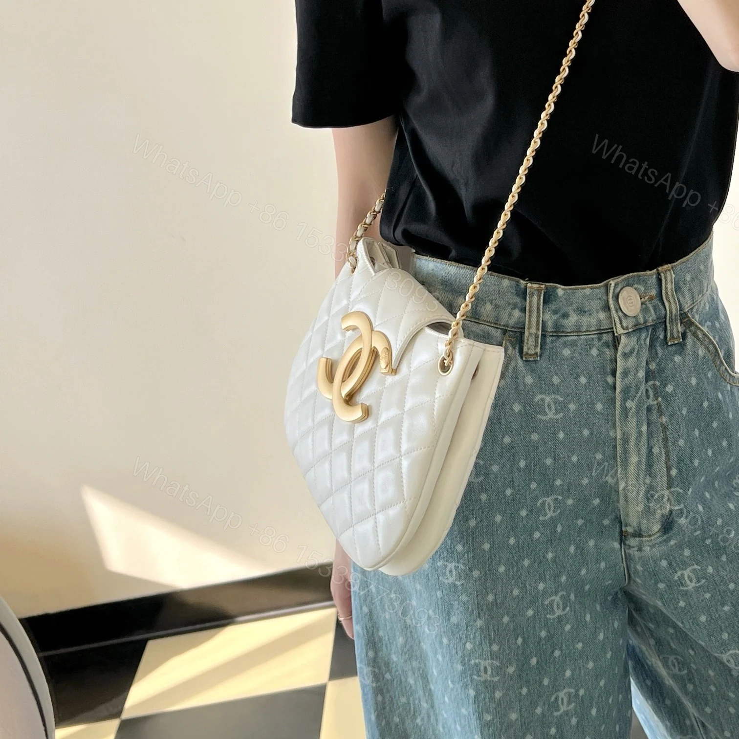 View 25 of 高仿Chanel*24C系列AS4609圓挎包白色大號免檢版