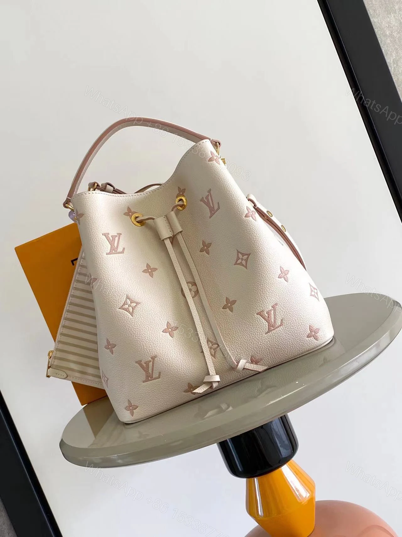 LV A貨NéoNoé奶油粉水桶包Monogram壓紋甜美通勤人氣款 — view 1