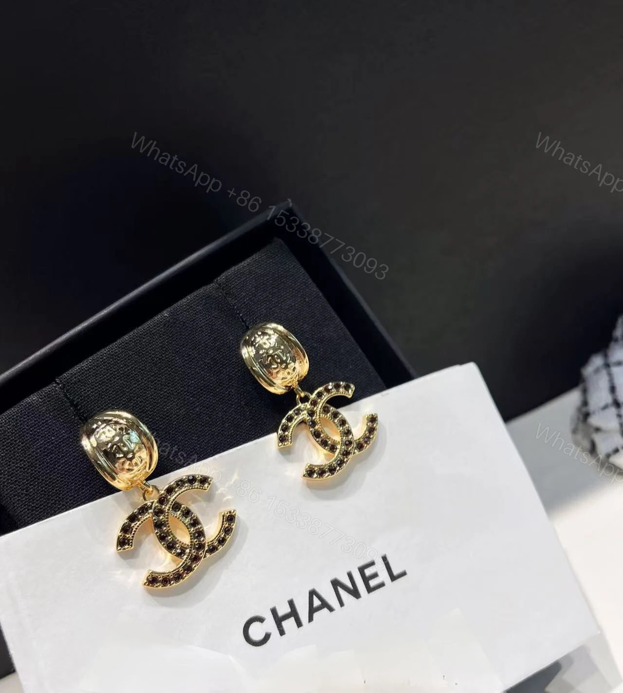 Chanel 高仿黑鑽金屬雙C耳環 經典圓環造型沉穩時尚款 — view 1