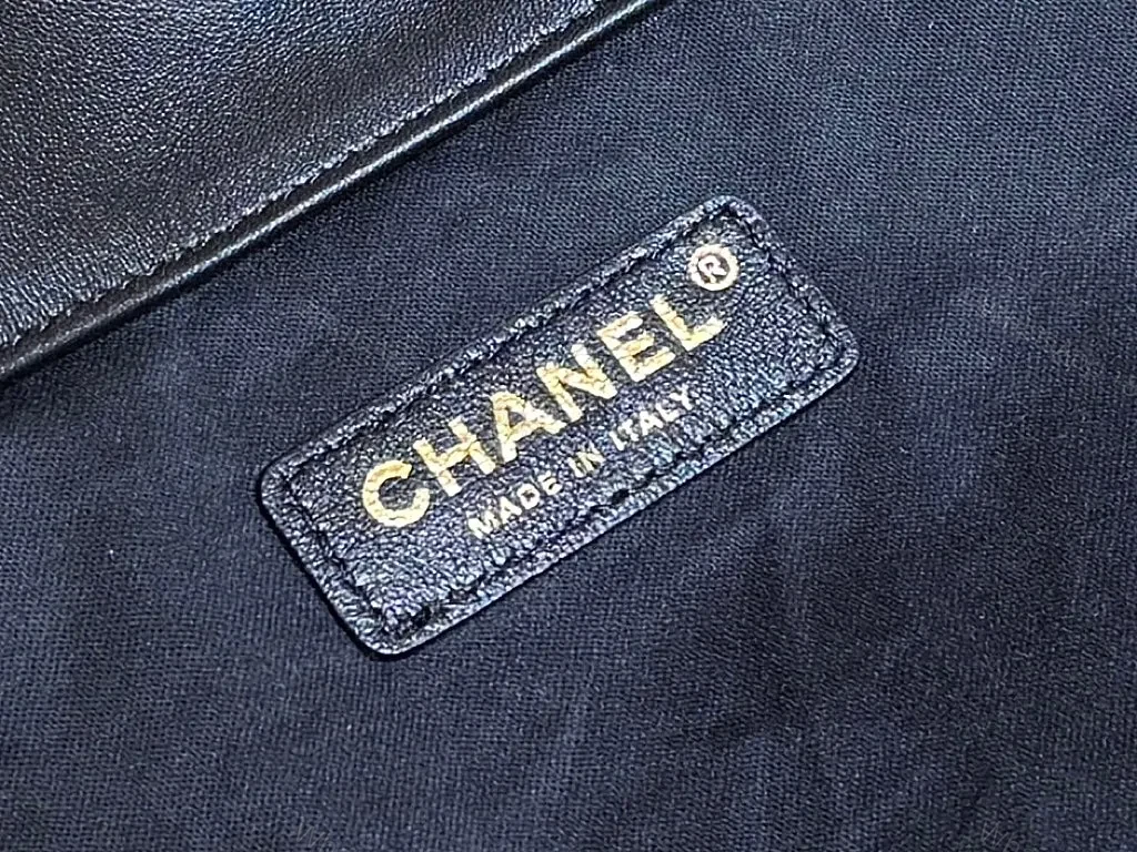 CHANEL MEDIUM MAXI SHOPPING BAG 47 IN BLACK CALFSKIN GOLD-TONE METAL — view 2