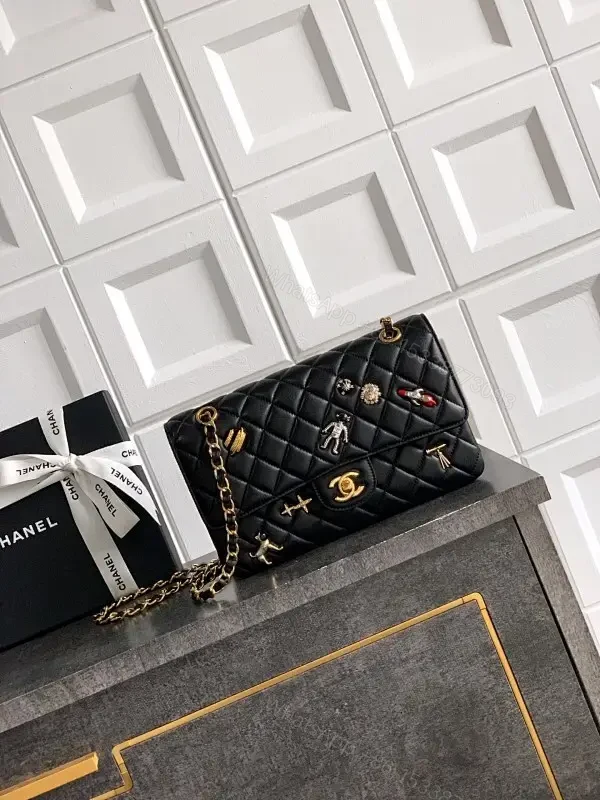Quilted Black Chain Bag: Luxe, Everyday Chic, Compact — view 1