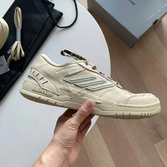 MEN’S HAMPTONS MEDIUM WORN-OUT SNEAKER IN OFF WHITE – BB280 — view 1