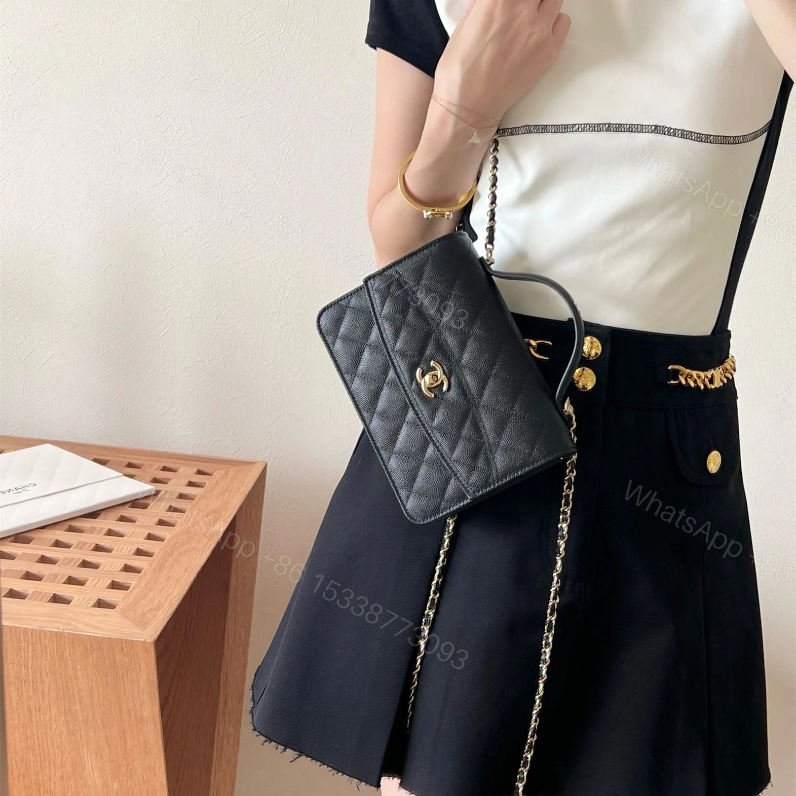 View 12 of 高仿Chanel*25C系列AS4406小球紋牛皮郵差包黑色免檢版
