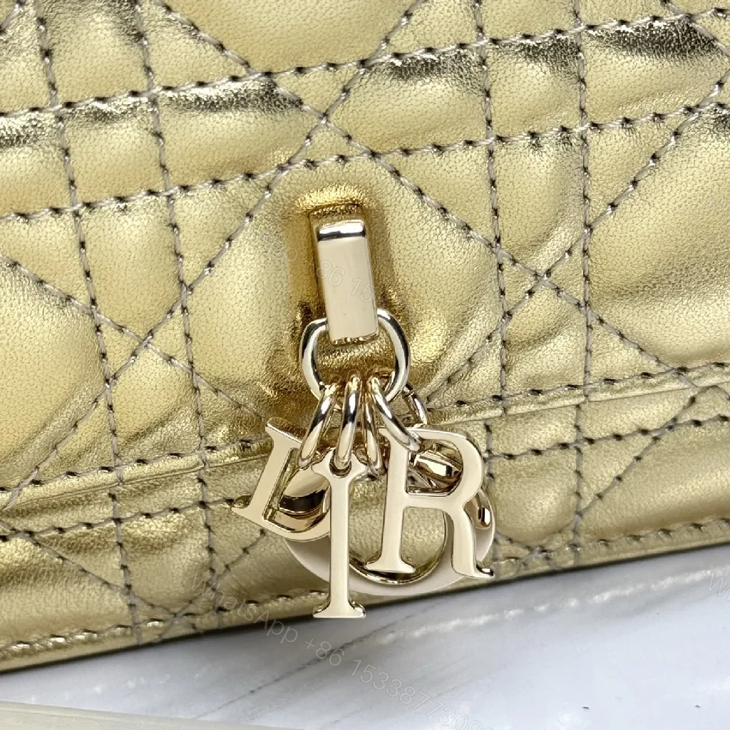 View 7 of Gold-Textured Chain Bag Deluxe: Ultra-Luxe, All-Day Shine, Compact