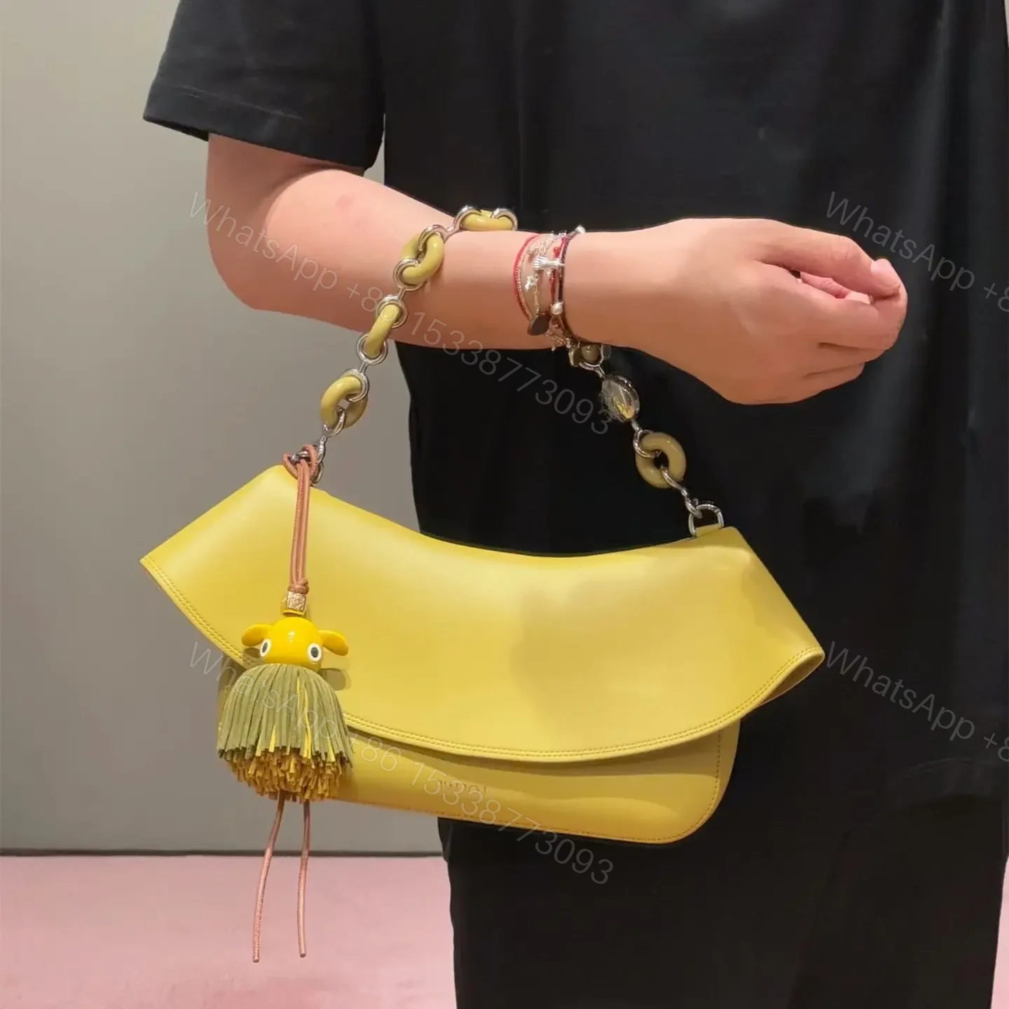 View 15 of 高仿Loewe*Ola系列7848小牛皮腋下包薑黃色中號免檢版