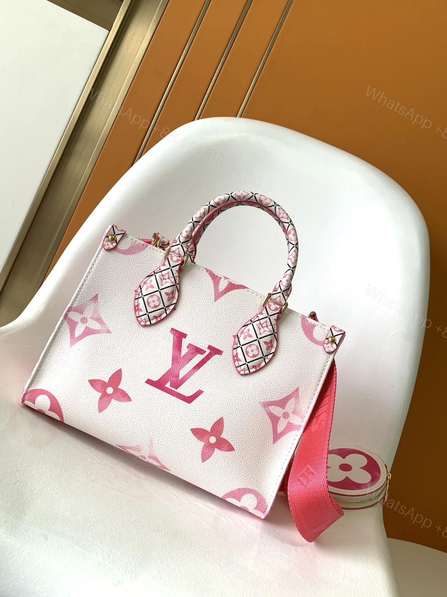 LV 高仿Onthego粉色限量款托特包立體提把設計亮眼登場 — view 1