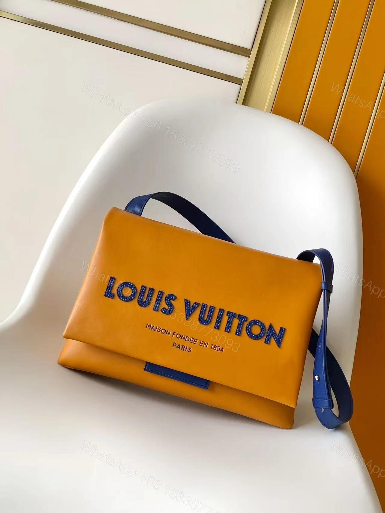 LV一比一 Louis Vuitton亮黃色字母翻蓋肩背包 — view 1