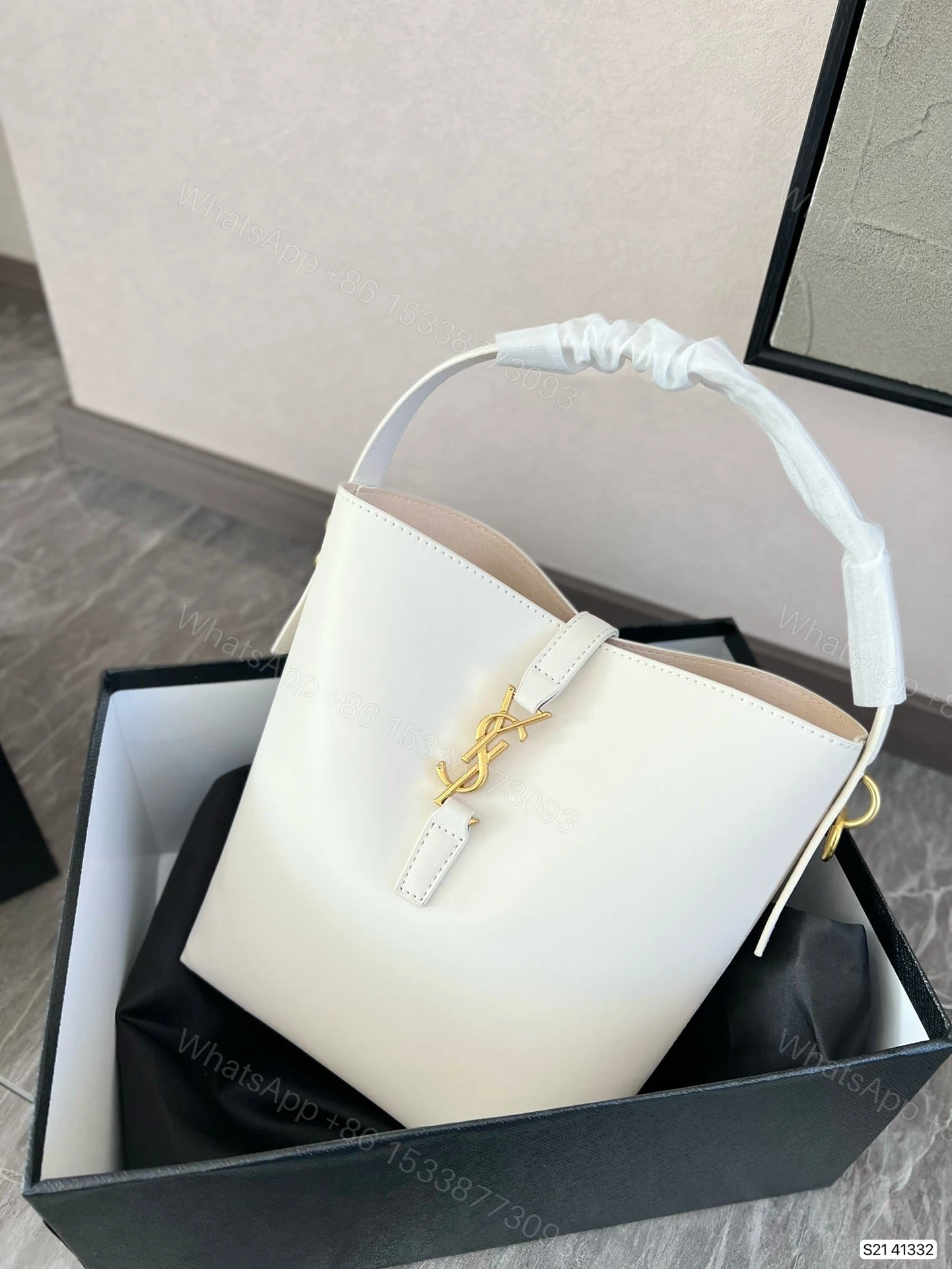 View 3 of YSL LE 5 À 7 SUPPLE SMALL IN GRAINED