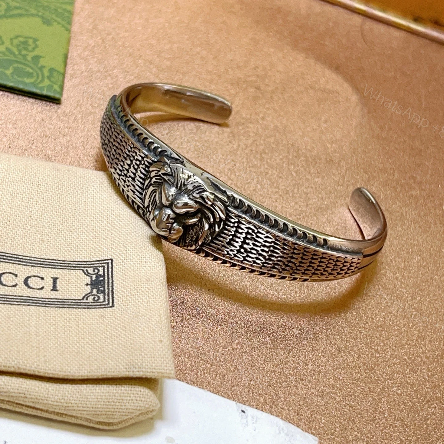 Gucci高仿男士獅頭銀手環 復古雕刻工藝展現霸氣細節 — view 1