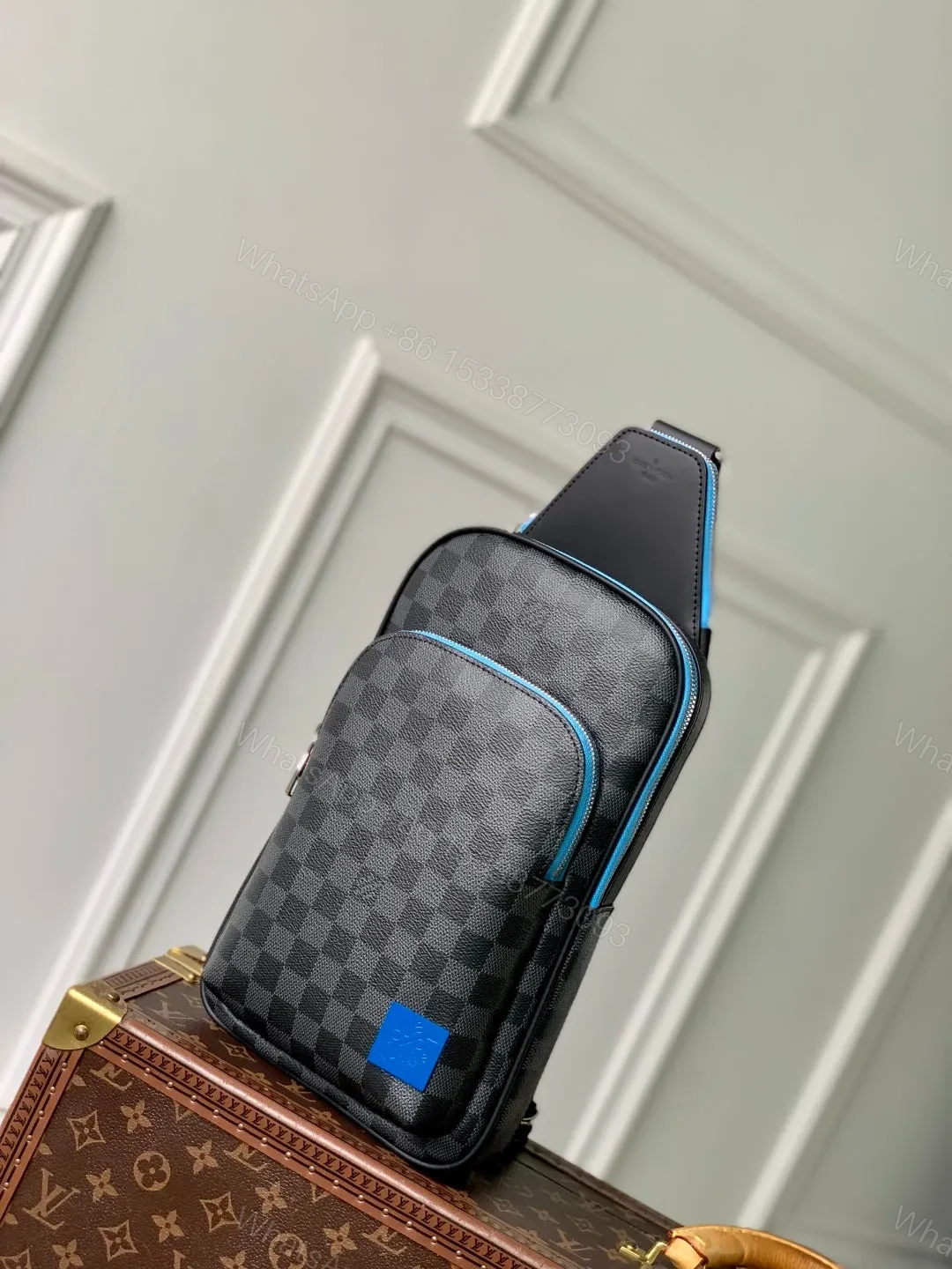 LV AVENUE SLINGBAG 31 IN BLACK AND GREY DAMIER GRAPHITA CANVAS CALFSKIN — view 1