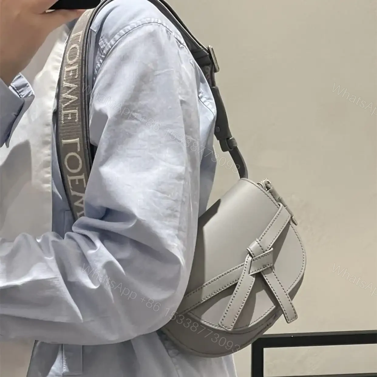 View 22 of 高仿Loewe*Gate系列1150小牛皮斜挎包珠光灰Mini免檢版
