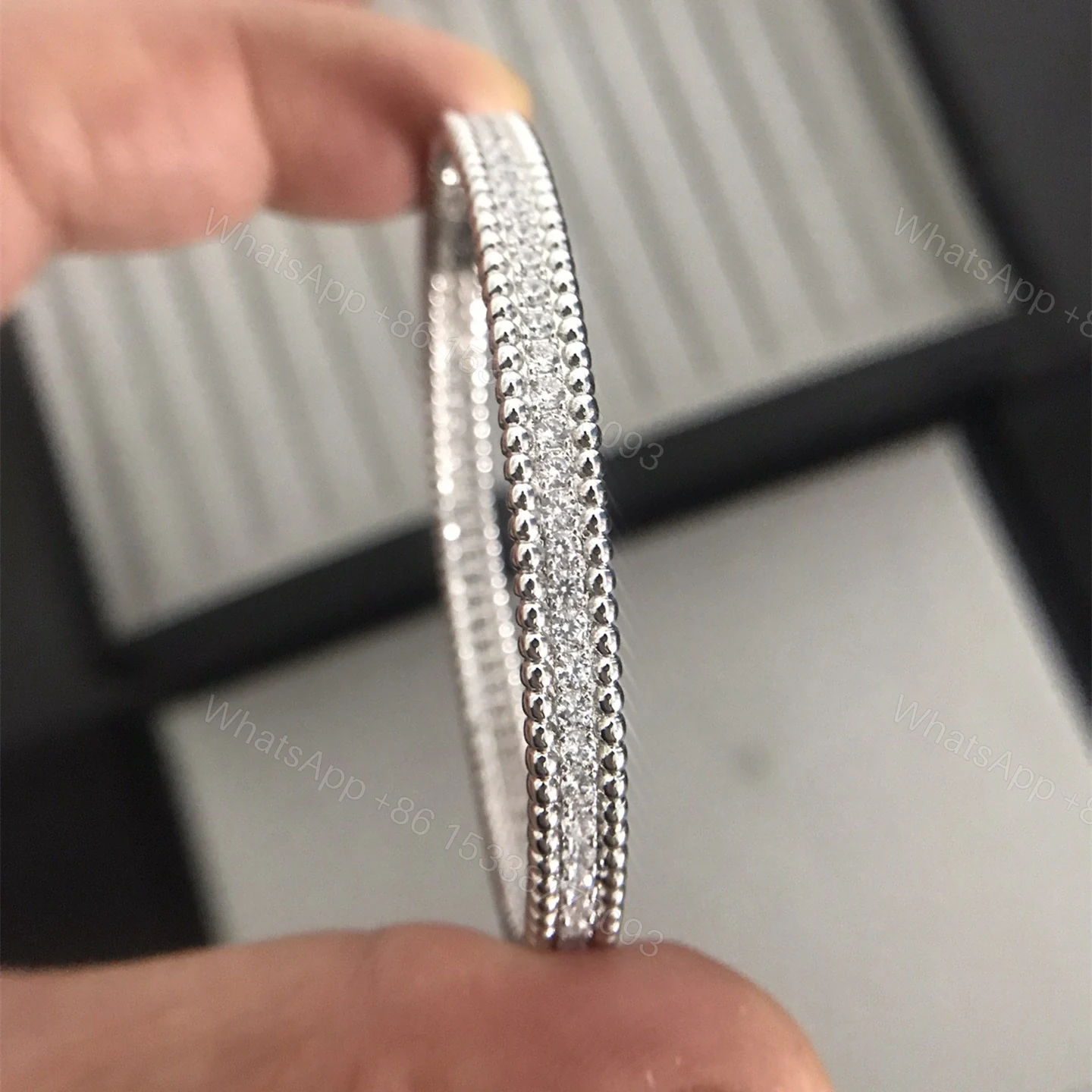 View 11 of 高仿首飾VanCleef&Arpels*RP27H00單排鑲鑽白金手鐲