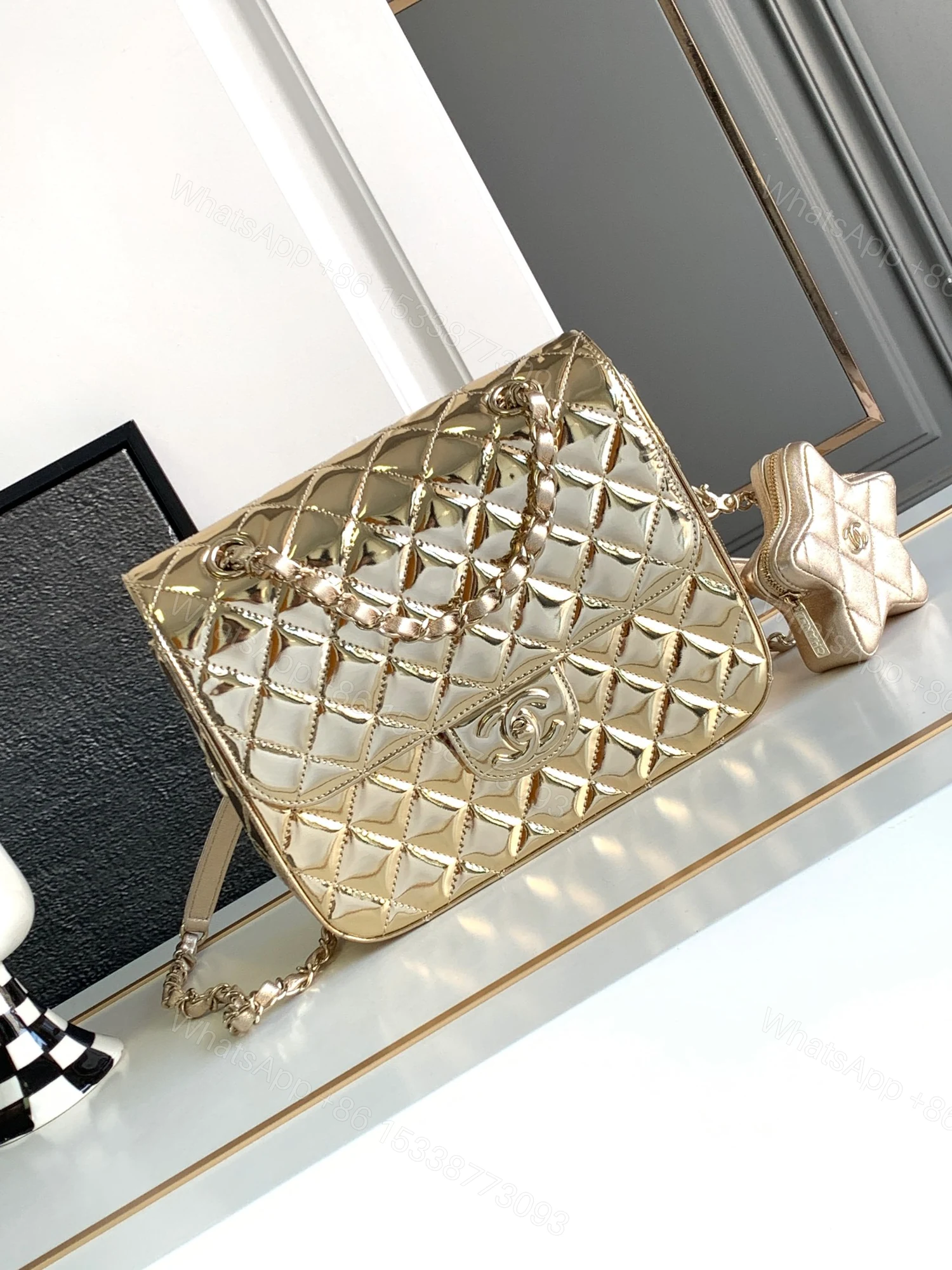 CHANEL 高仿 金色菱格鏈條手提包 奢華亮面質感百搭氣質款 — view 1