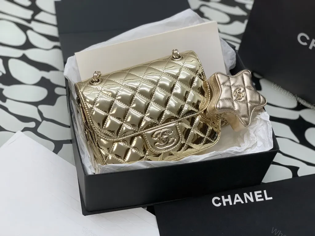 Gold Quilted Elegance Handbag: Luxe Everyday Carry-All — view 1