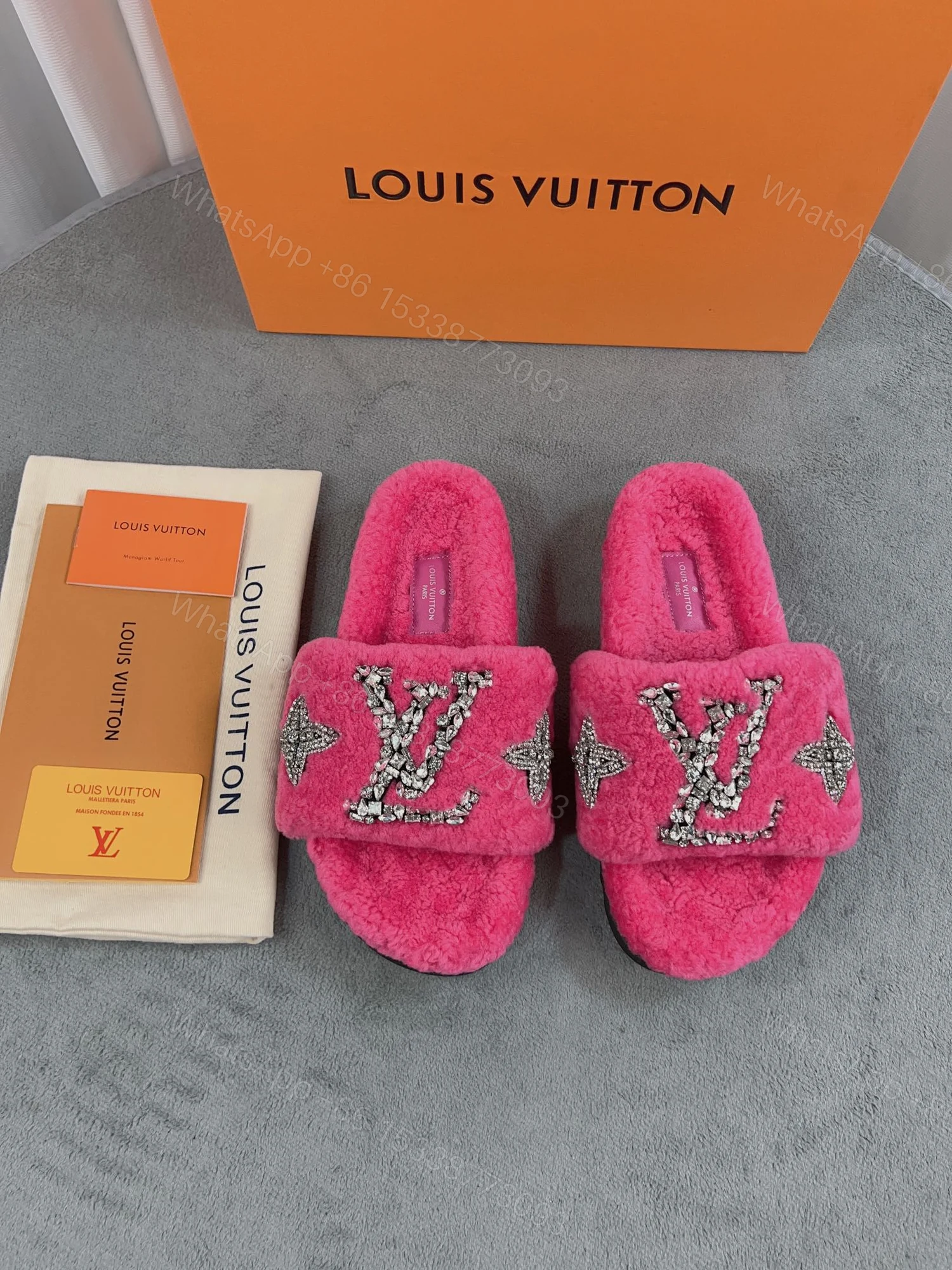 LV 高仿毛絨拖鞋 桃紅水鑽刺繡款 — view 1