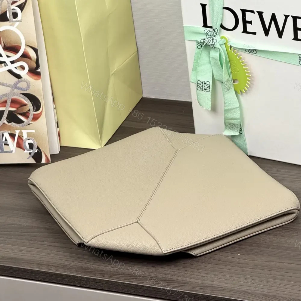 View 11 of 高仿Loewe*Fold系列5541幾何Tote包陶土色中號免檢版