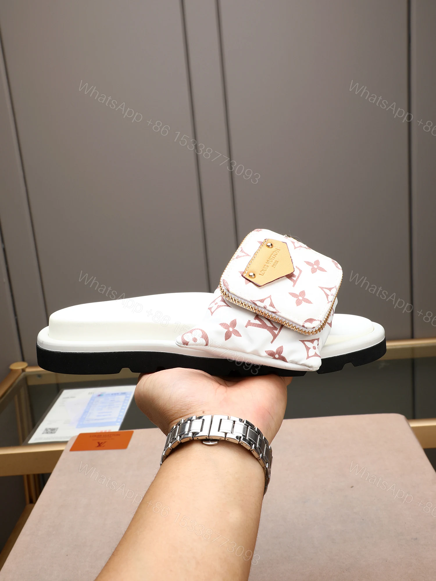 LV A貨 男款 Monogram彩色印花休閒拖鞋 黑底潮流款 輕奢風格 — view 1