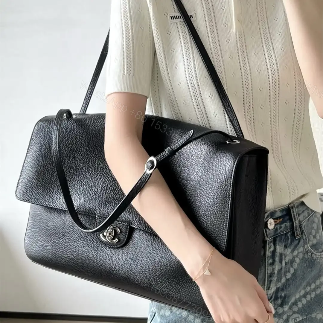 View 23 of 高仿Chanel*26S系列AS6233粒面小牛皮翻蓋包黑色超大號免檢版