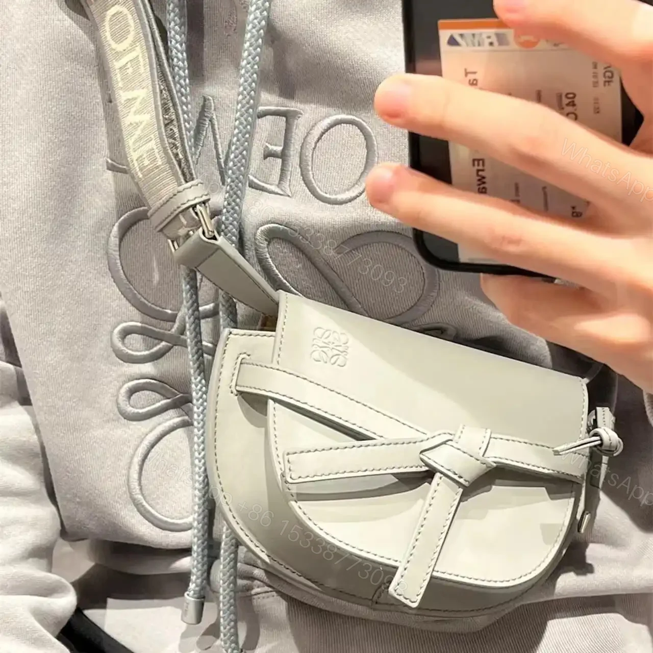 View 19 of 高仿Loewe*Gate系列1150小牛皮斜挎包珠光灰Mini免檢版