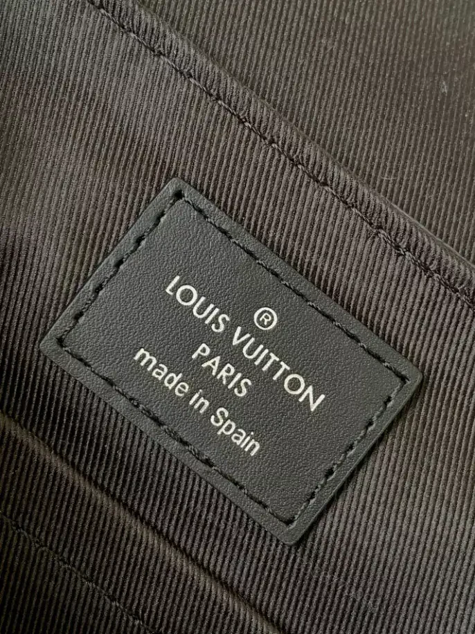View 4 of LOUIS VUITTON DISTRICT PM – LBV409