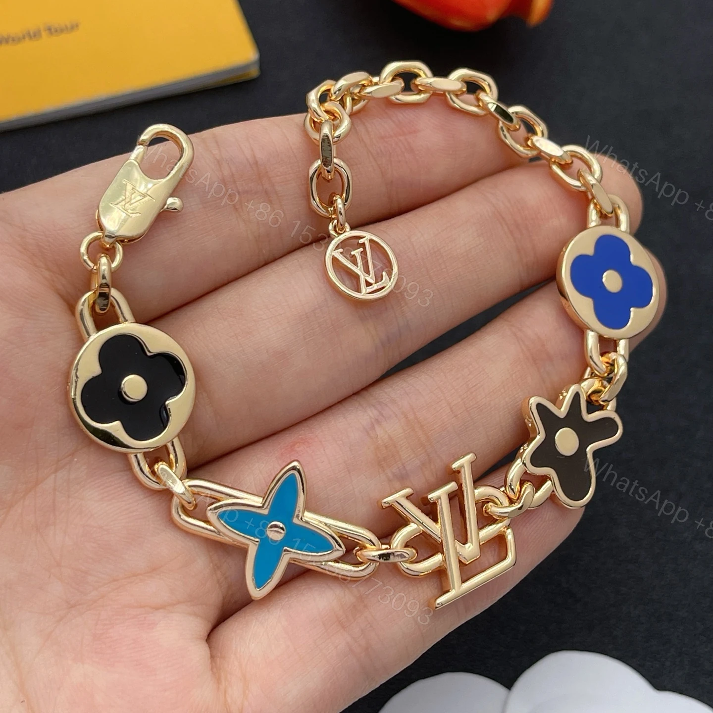 LV A貨金色手鍊 彩色花卉與LOGO組合設計 俏皮風格飾品 — view 1