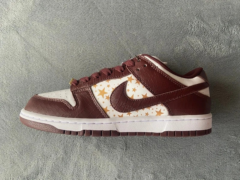 Supreme x Nike SB Dunk Low "Brown Stars” DH3228-103 — view 2