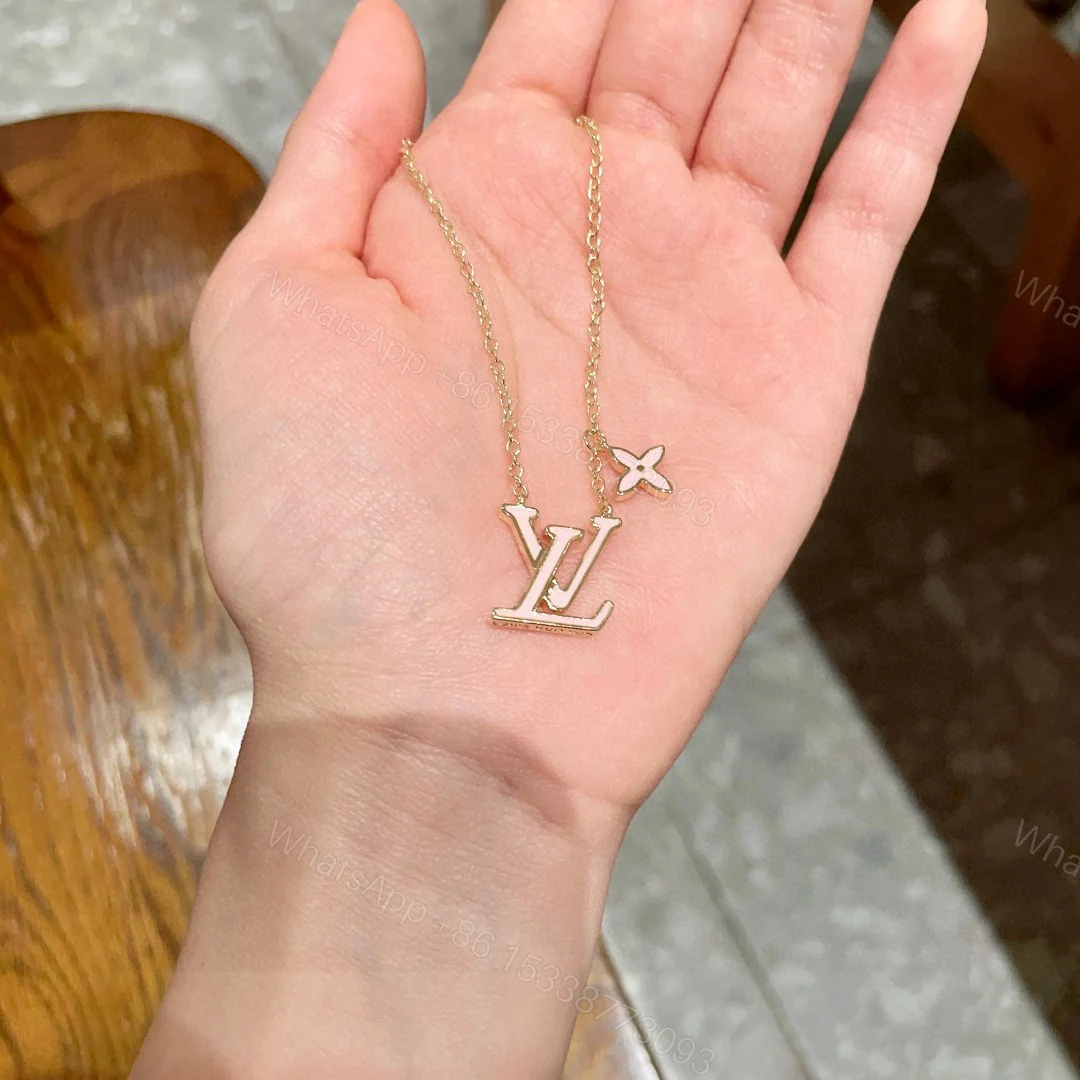 LV 一比一金色白邊Logo項鍊 優雅淡雅花飾細節款 — view 1