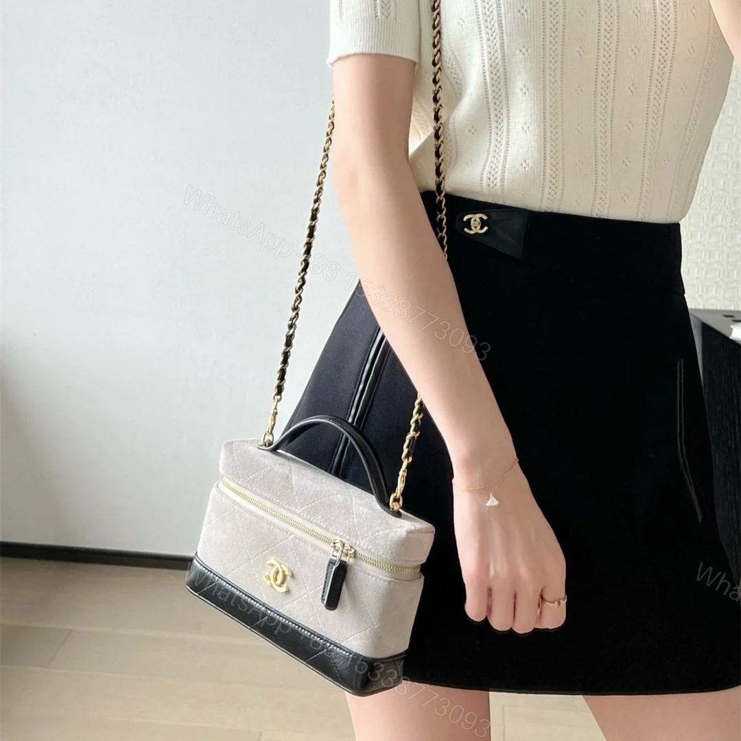 View 23 of 高仿Chanel*26S系列AP5186麂皮羊皮拼色化妝包灰色免檢版