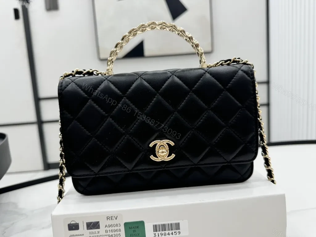 Chic Quilted Black Chain Bag: Luxe Everyday Accessory — view 1