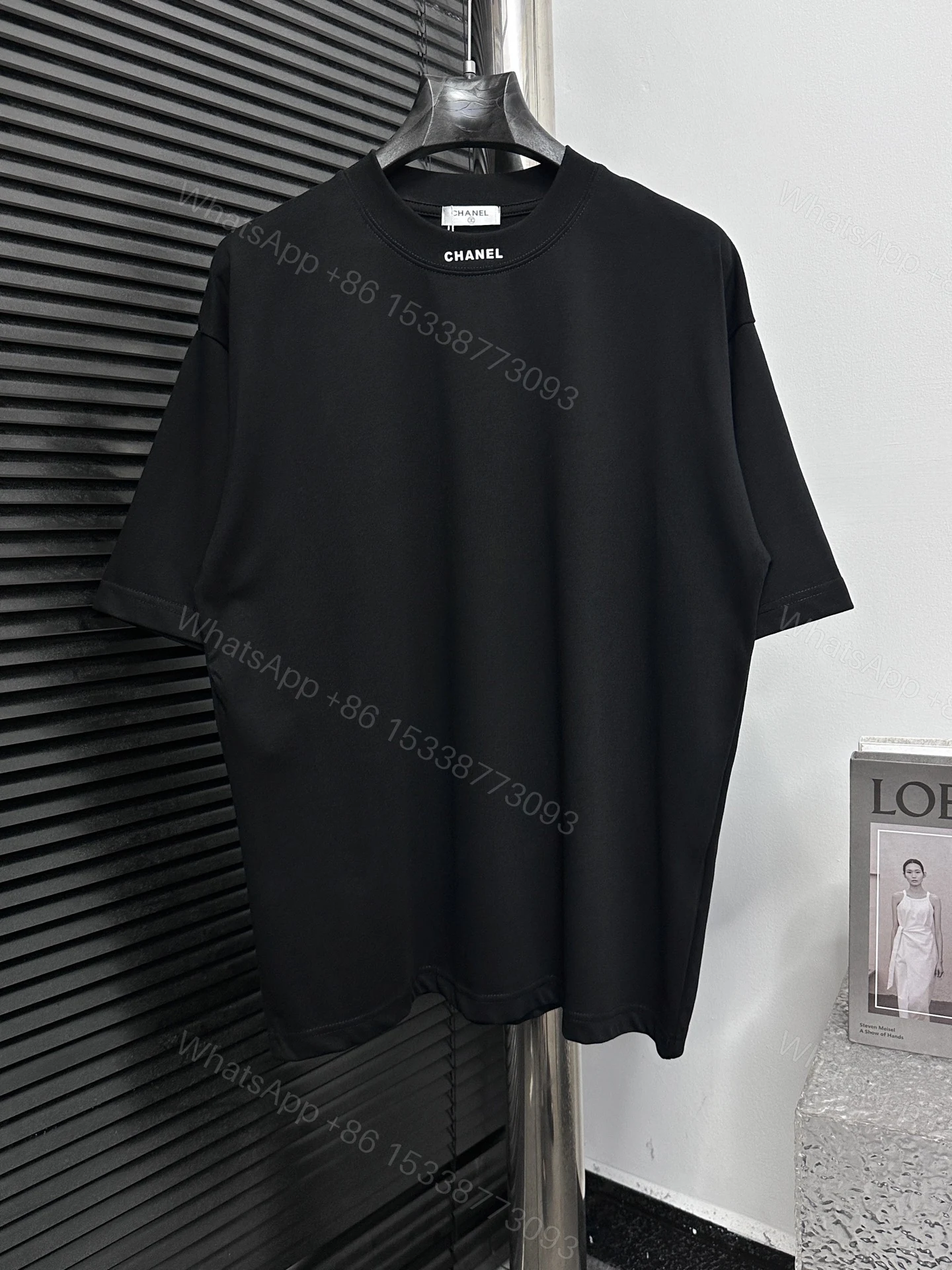 Chanel 高仿男款黑色素面T恤 領口品牌字樣刺繡百搭通勤款 — view 1