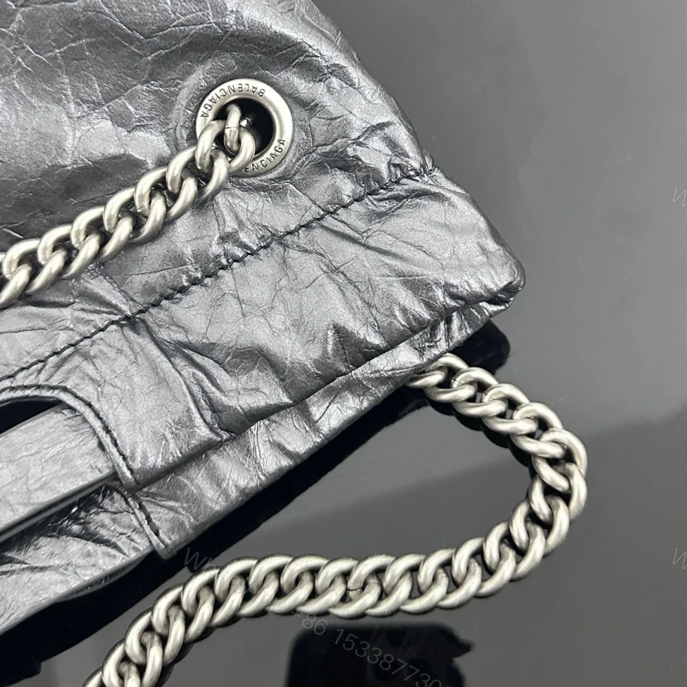 View 8 of 高仿Balenciaga2023Crushtote褶皺牛皮購物袋小號