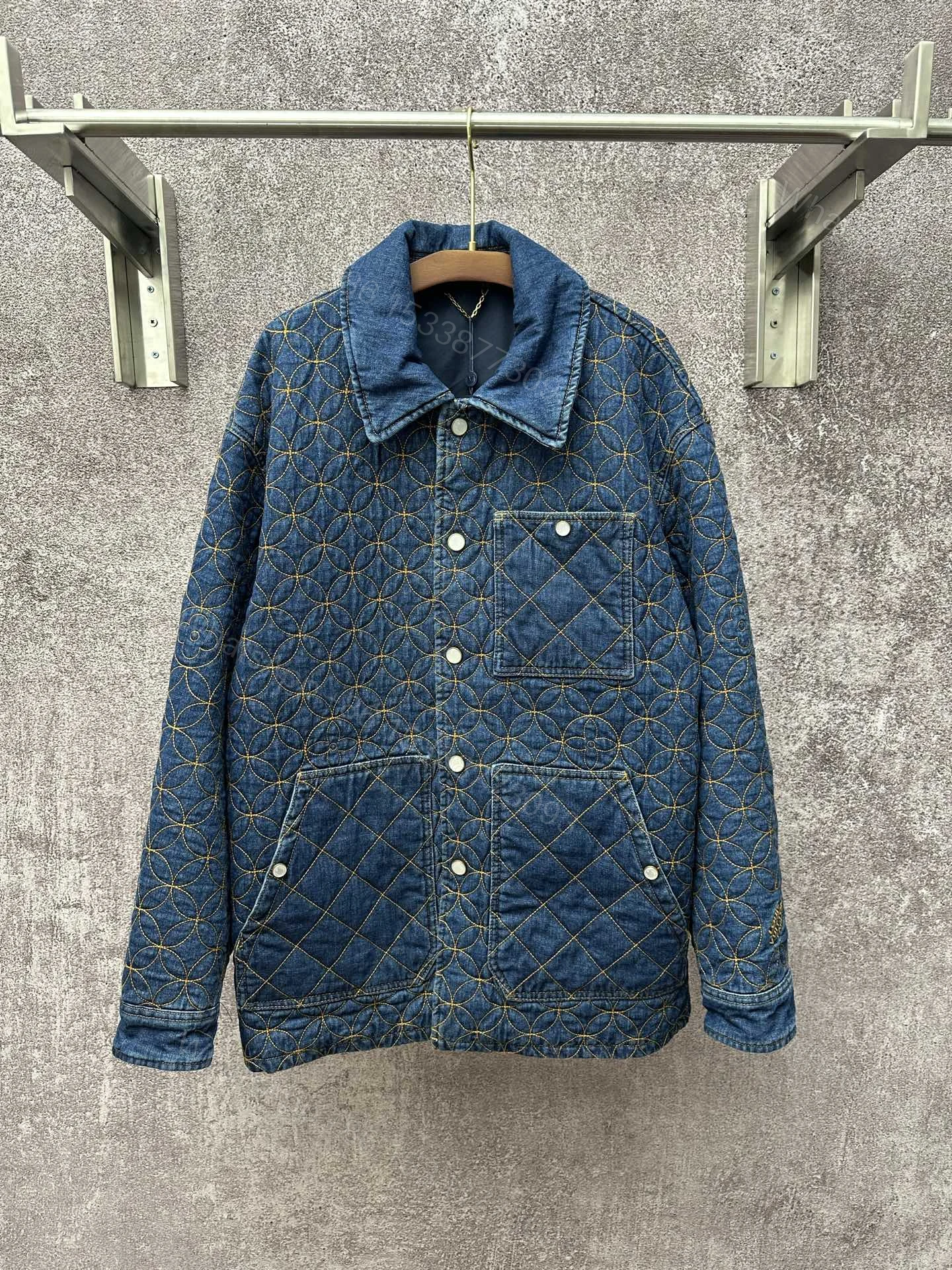 LV 高仿丹寧絎縫外套 幾何壓紋秋冬牛仔外套 — view 1