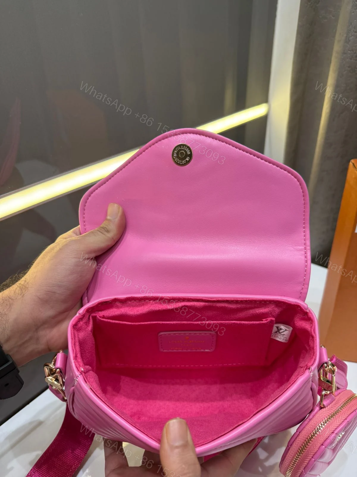 View 3 of FIRST COPY LOUIS VUITTON PINK PREMIUM GIFT SET BAG