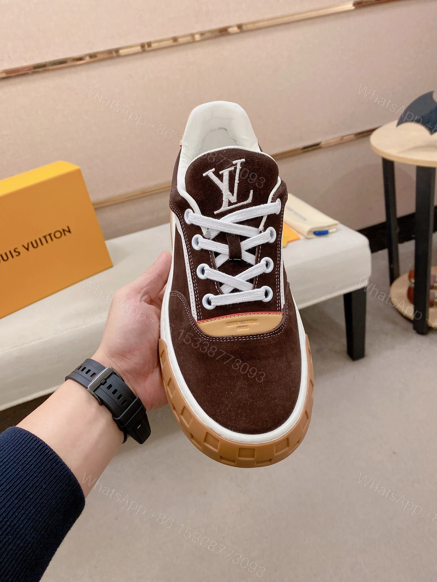 LV 一比一 男款麂皮休閒鞋 深棕色經典款 舒適耐走百搭 — view 1