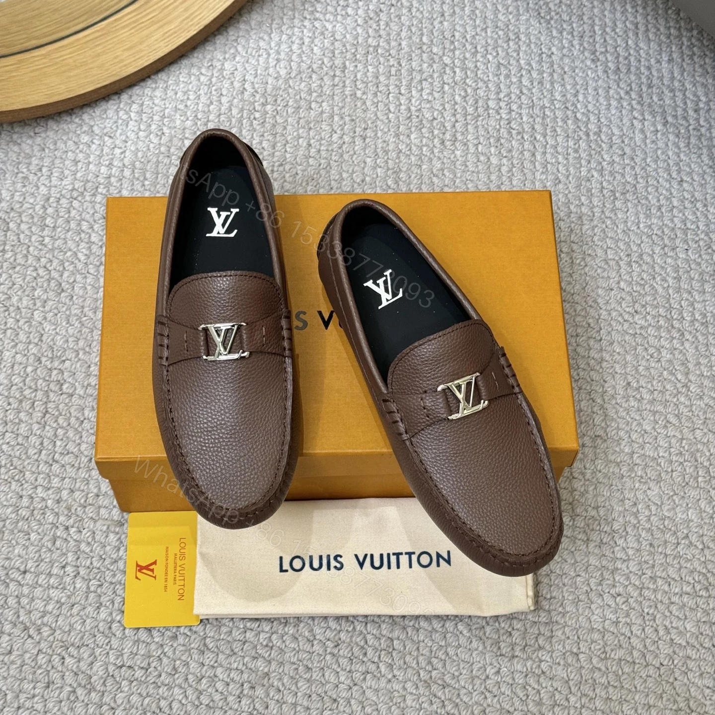 LV 一比一豆豆鞋 經典Logo扣飾 深咖啡色紳士皮鞋 — view 1