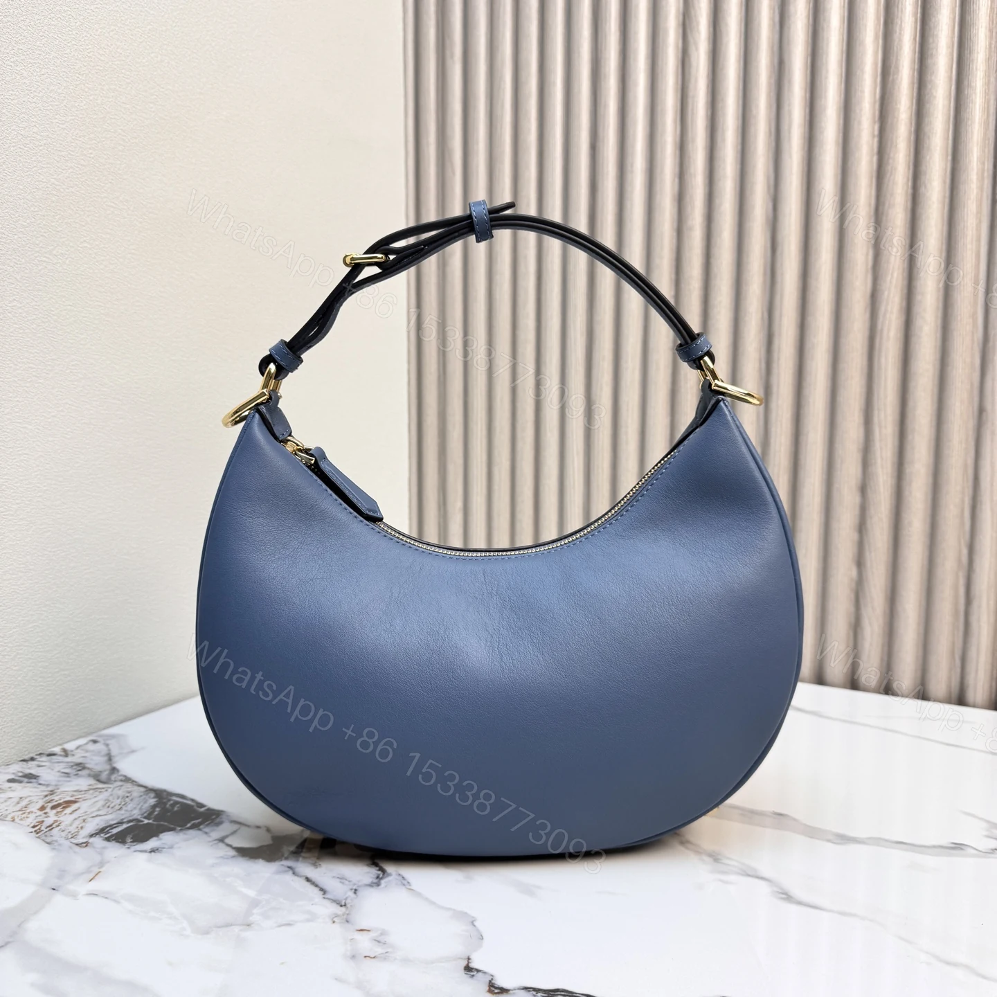 Fendi 高仿 Graphy霧藍色牛皮半月肩背包氣質百搭款 — view 1