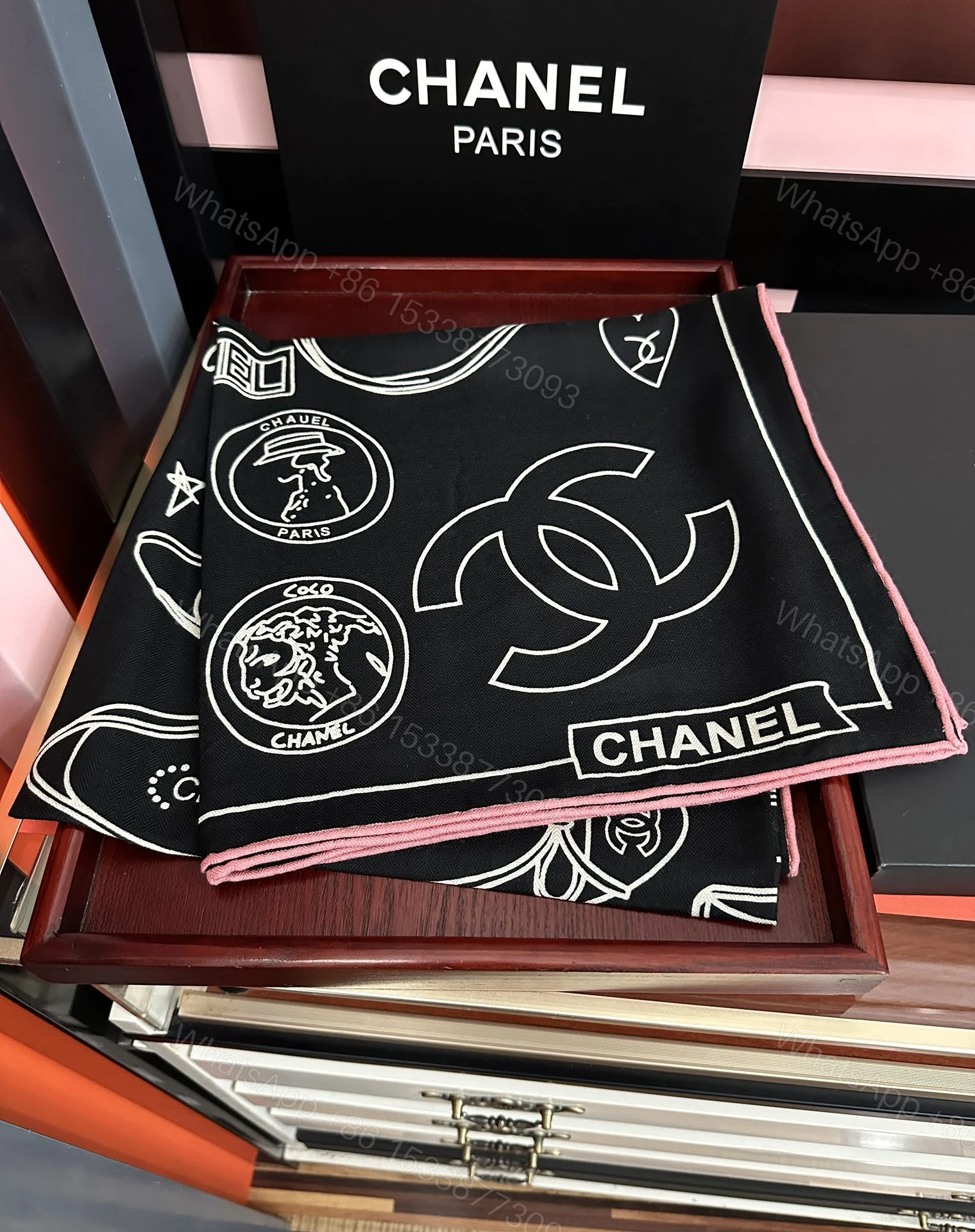Chanel一比一絲巾黑底粉邊雙C標誌圖章復古感印花方巾 — view 1