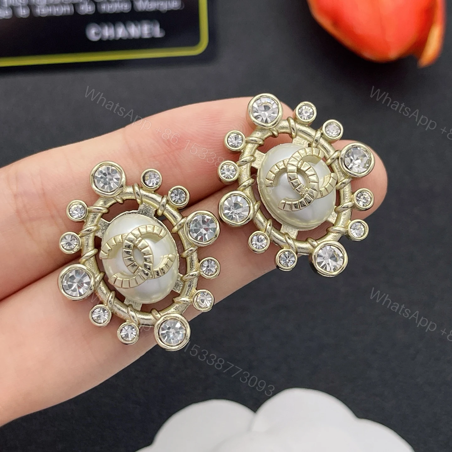 CHANEL 高仿珍珠鑽邊圓形耳環 經典徽標華麗款 — view 1