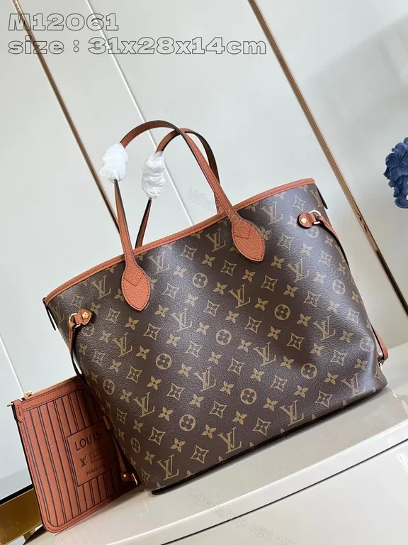 Monogram Luxury Tote: Structured Everyday Chic Carryall — view 1