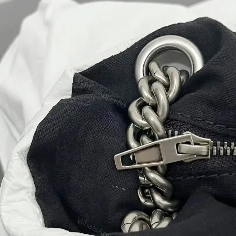 View 12 of 高仿Balenciaga2023Crushtote褶皺牛皮手拎袋大號
