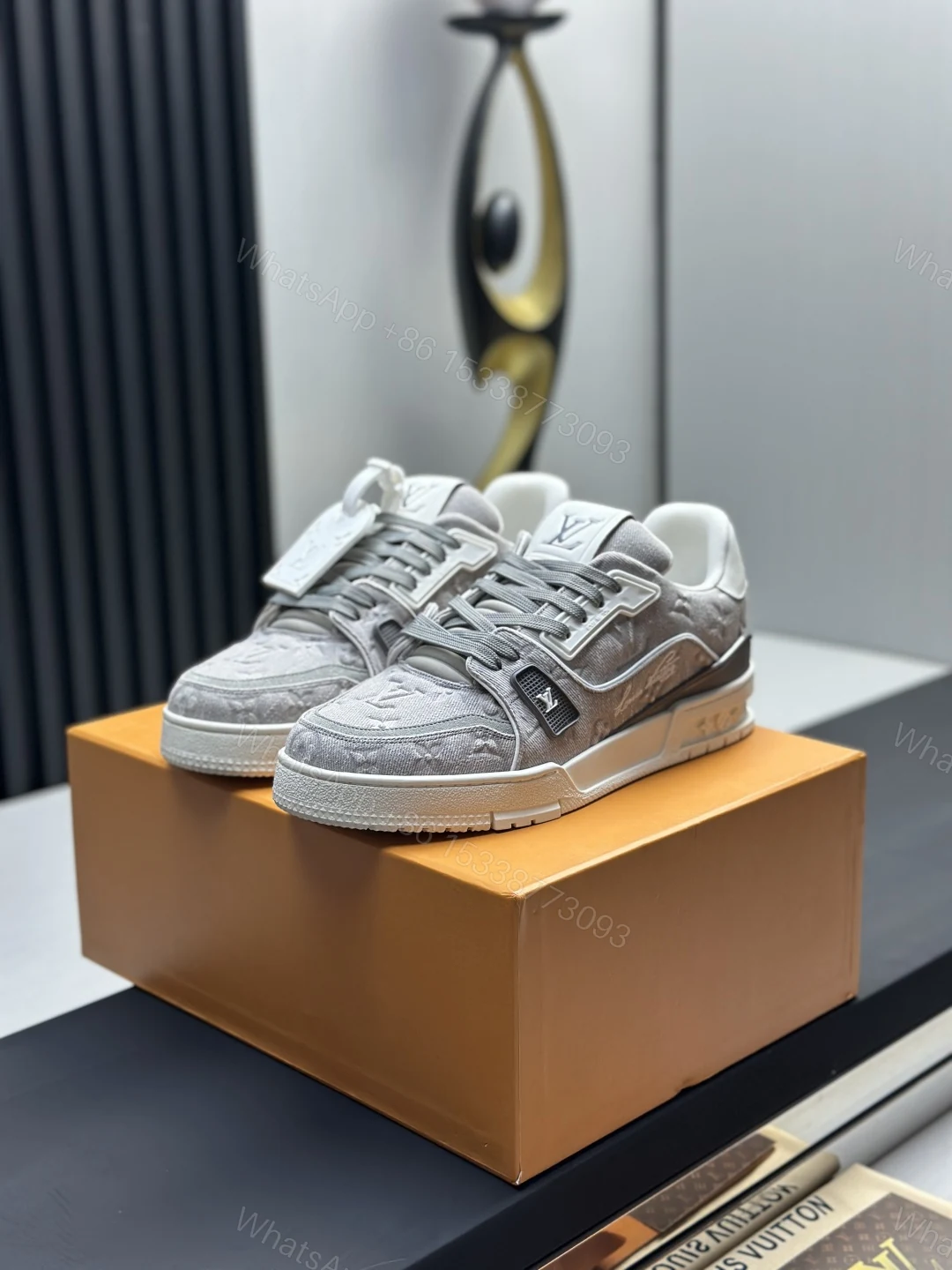 LV 高仿 Trainer 灰色Monogram壓紋低筒運動鞋 — view 1