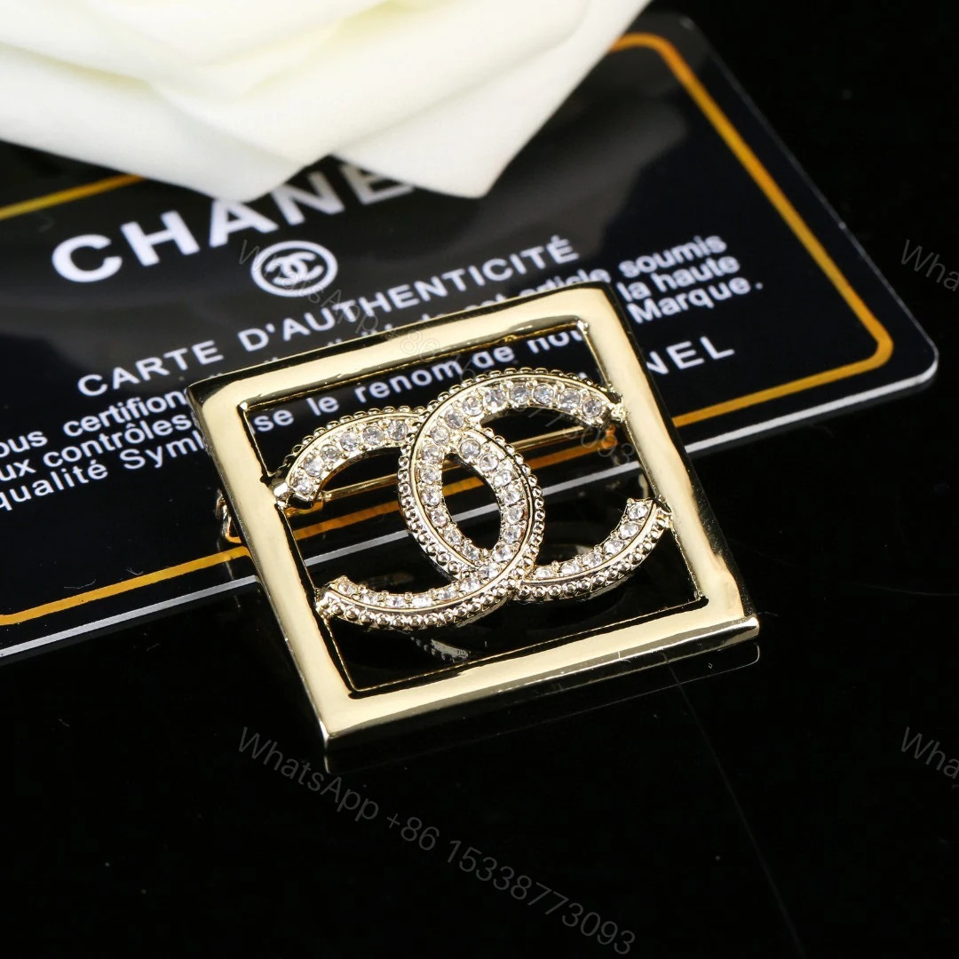 Chanel 高仿方框雙C胸針 金屬框線晶鑽細節女款配件 — view 1