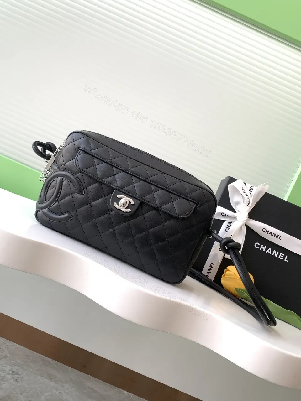 Quilted PU Camera Bag: Chic, Silver Clasp, Crossbody — view 1
