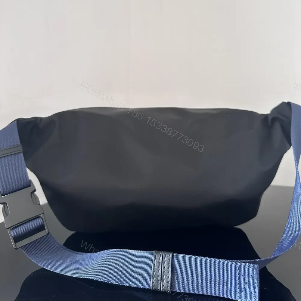 View 2 of 高仿BalenciagaWheelBeltpack系列尼龍胸包黑白色