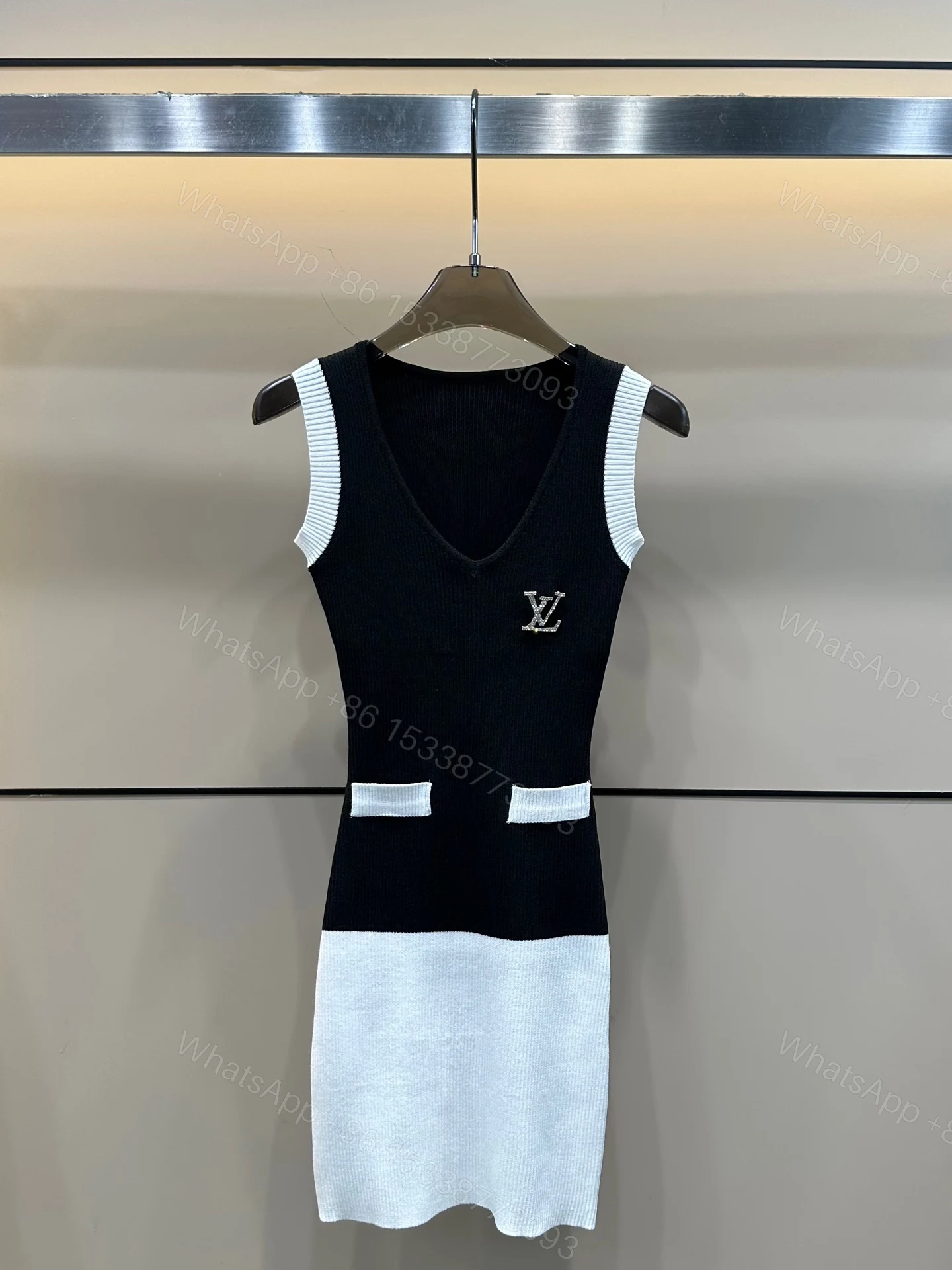 LV A貨女士針織洋裝黑白撞色V領修身無袖裙款 — view 1