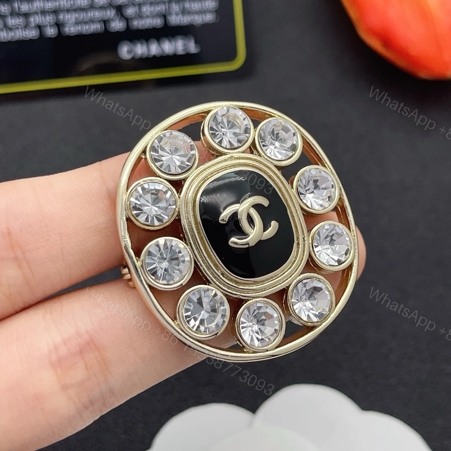CHANEL 一比一 金色鑽石圓形胸針 女款 華麗亮鑽小香風穿搭配件 — view 1