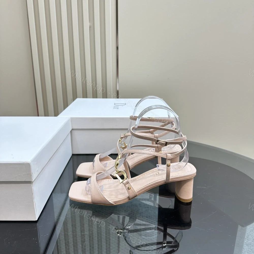 高仿Dior*Cest系列KCU058金屬配飾露趾低跟涼鞋粉色4CM免檢版 — view 1
