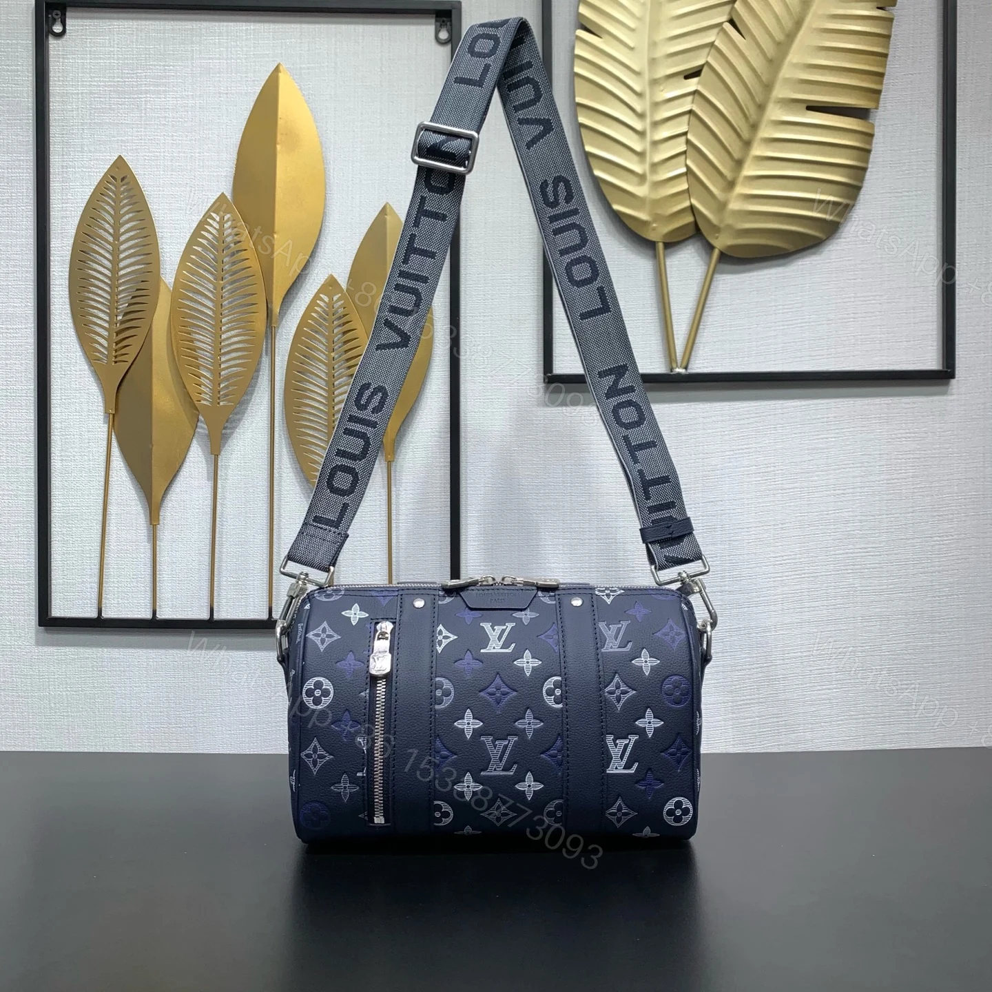 LV A貨 圓筒斜背包 深藍老花設計 潮流街頭款 — view 1